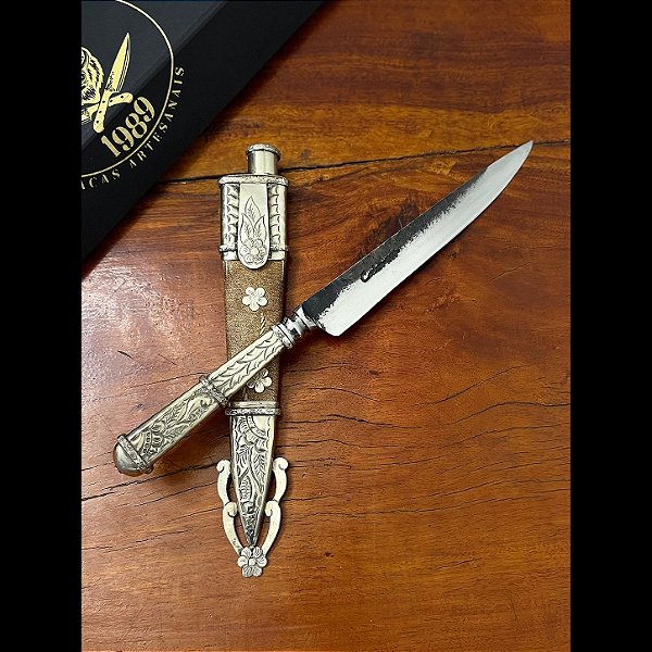 Faca Picassa Artesanal Forjada Brutforged 8” em Aço Carbono Cabo em Alpaca Cinzelada