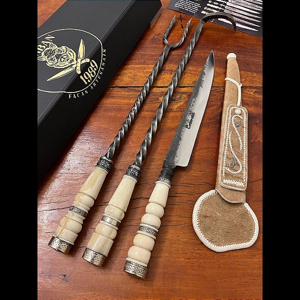Conjunto Parrilleiro Artesanal em Aço Carbono Brutforged 10 Polegadas com Cabos em Osso e Alpaca