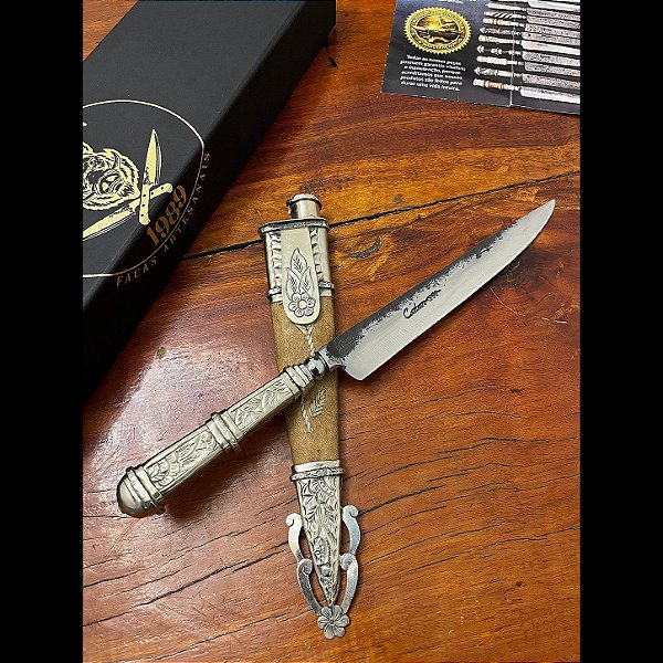 Faca Artesanal Picassa 8 Polegadas em Aço Carbono Brutforged com Cabo em Alpaca Cinzelada Esculpida à Mão
