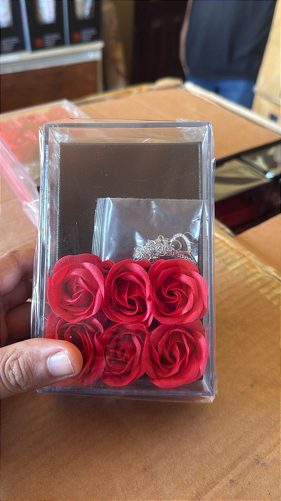 PORTA JOIAS COM 6 ROSAS E 1 CORDÃO
