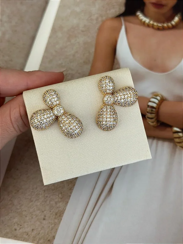 Brinco Folheado a Ouro18K Meia Flor Cravejada 1219