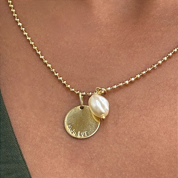 Colar Plaquinha "Seja Luz" Com Pingente De Pérola Tamanho Único Banhado a Ouro 18k