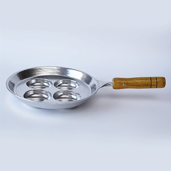 Frigideira para 4 ovos em alumínio batido c/ Cabo de Madeira