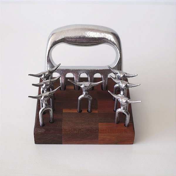 Kit Churrasco Garra de Urso + 7 Garfinhos + Base Madeira