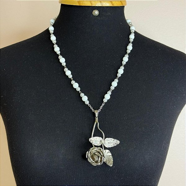 Colar vintage branco pingente de rosa