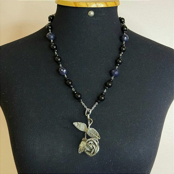 Colar vintage preto pingente de rosa