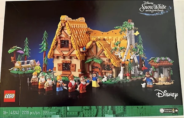 LEGO 43242 - Disney Snow White and the Seven Dwarfs Cottage