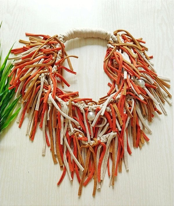 Colar  laranja com franjas