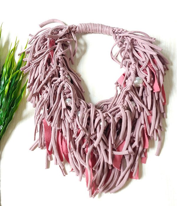 colar rosa com franjas
