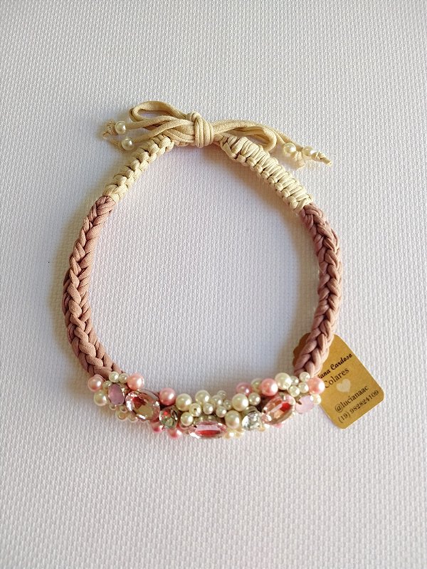 Colar rosa bordado