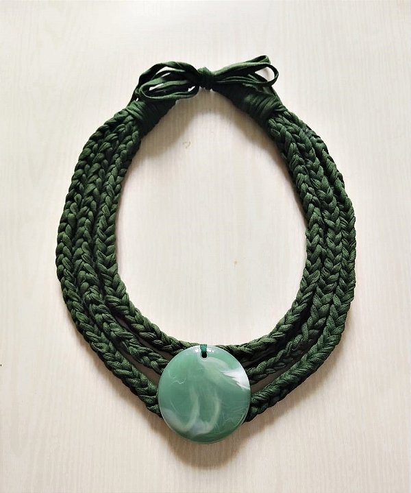 colar verde com resina