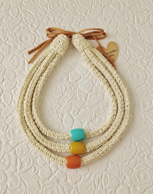 colar triplo com resina