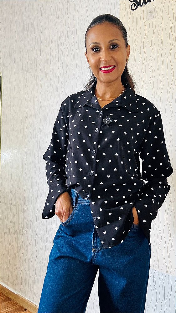 camisa social preta com corações preto