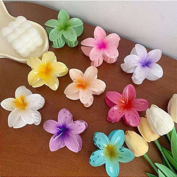 Presilha de Cabelo Flor de Frangipani 8cm