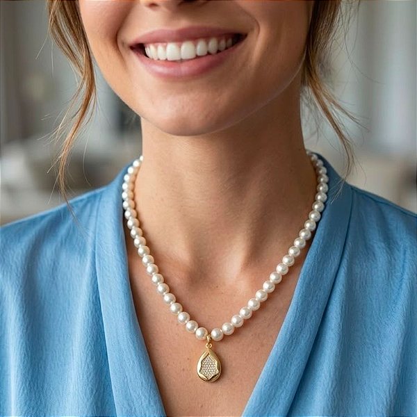 Colar Pérolas Shell e Pingente Cravejado Banho Ouro 18k