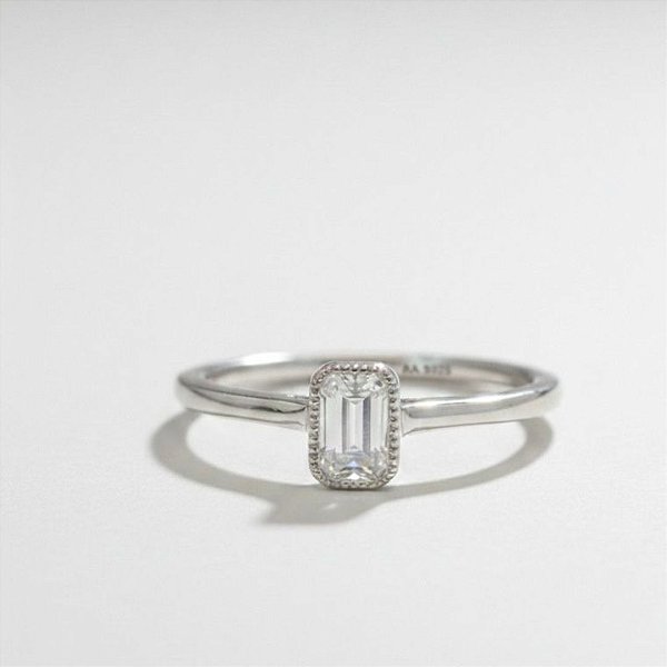 Anel solitário lapidação esmeralda Moissanite Prata 925