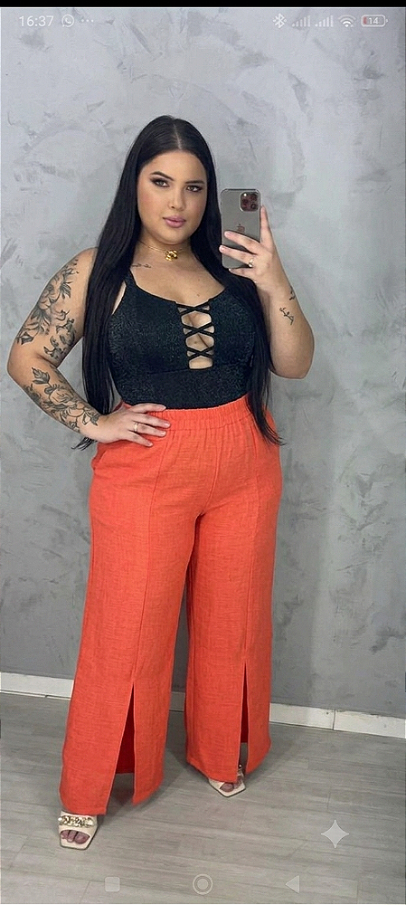 Calça pantalona com fendas