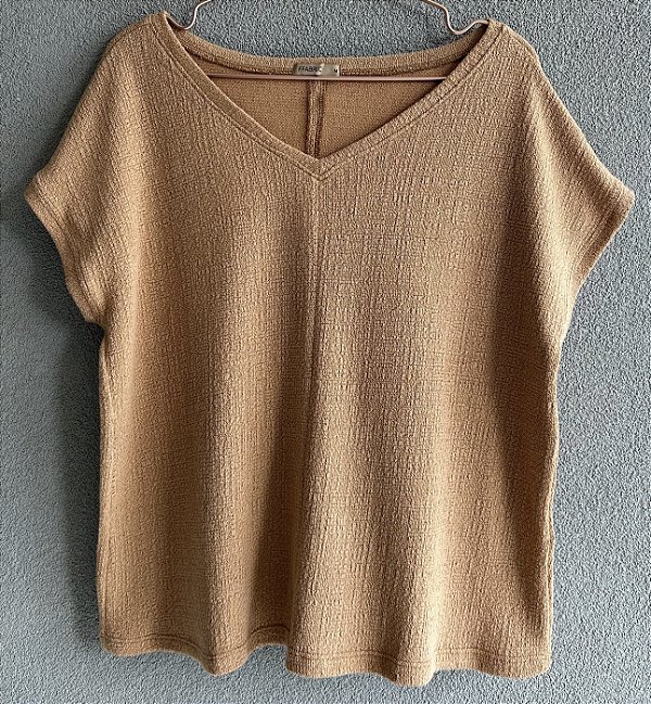 Blusa em tricot com recortes frente e trás