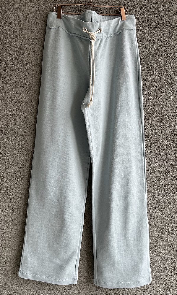 Calça de Moletom reta com cos desfiado