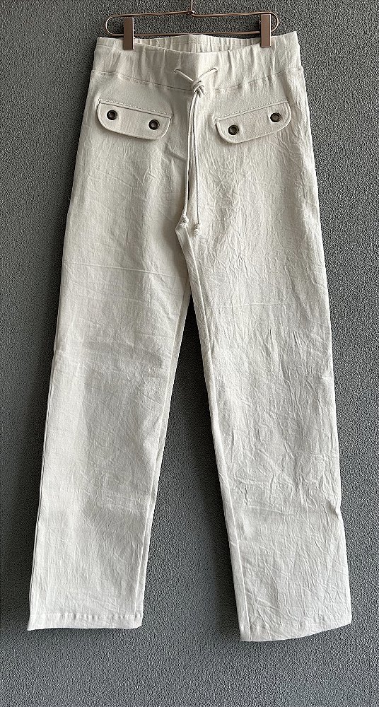 Calça reta de Sarja com efeito amassado detalhe bolso frontal