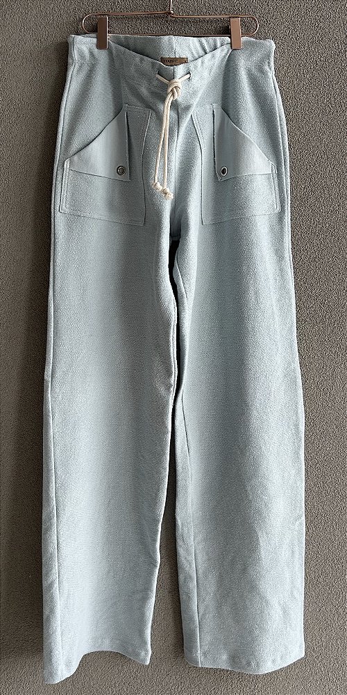 Calça de Moletom com bolso envelope e cordão