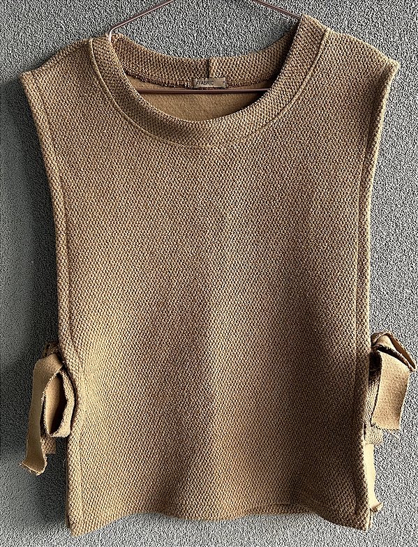 Colete tricot gola redonda com amarração