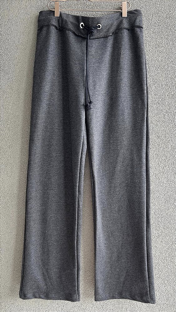 Calça de Moletom reta com cós desfiado e cordão