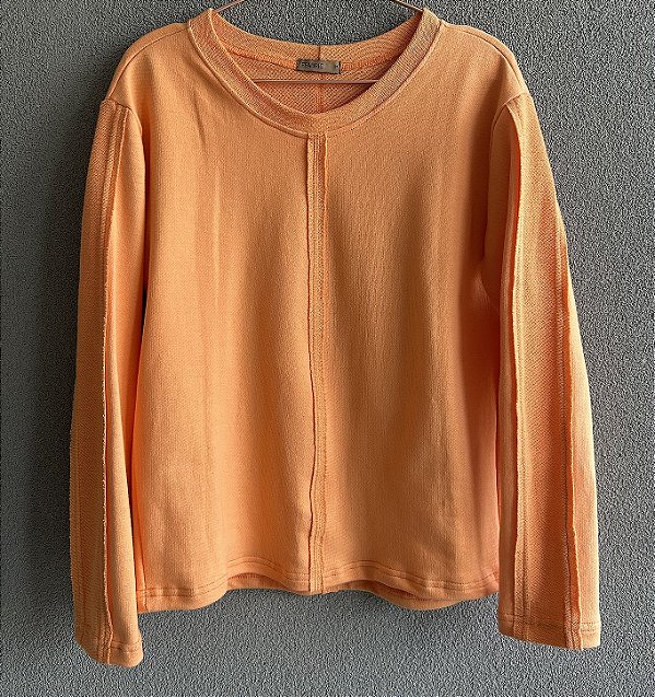 Blusa manga longa com recortes e acabamento para fora