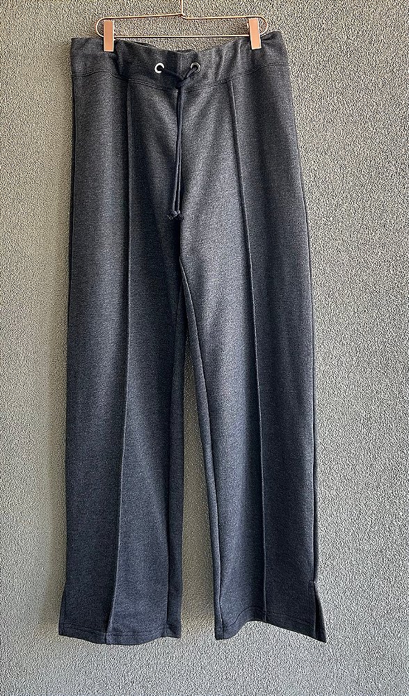 Calça moletom algodão com vinco na frente e fenda na barra
