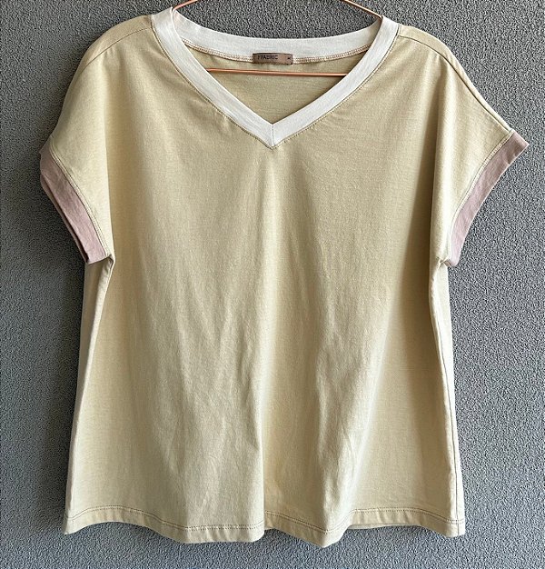Blusa conforto malha de algodão gola V cru manga bege