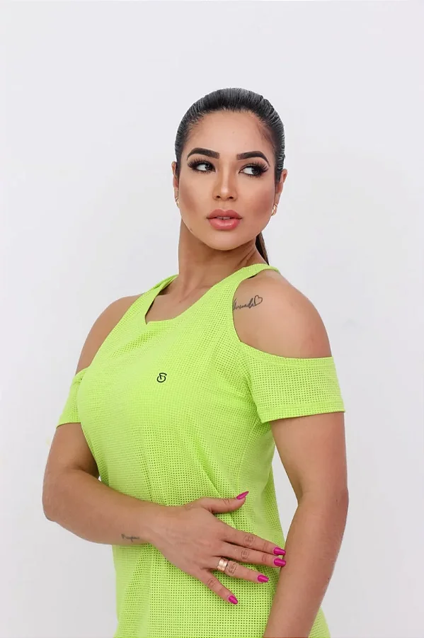 Blusa Fitness Feminina Dry Fit Ombro Vazado com Detalhe nas Costas