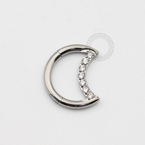 TN444 Segmento Lua Daith Cravejado Titânio ASTM F136