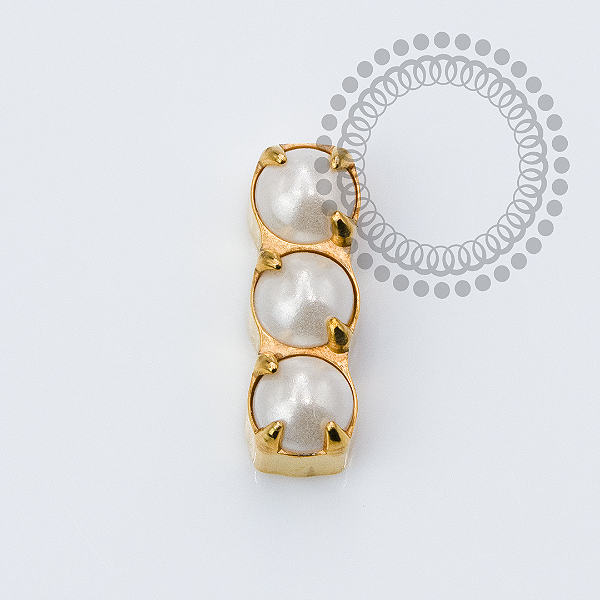 TN2284 Topo Barrinha 3 Pérolas Titânio PVD Gold