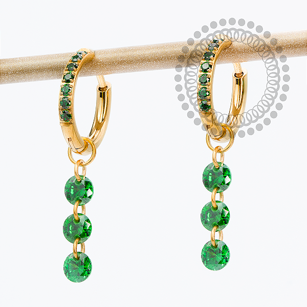 TN2357 Brinco Argola 3 Pingente CZ Verde Titânio PVD Gold