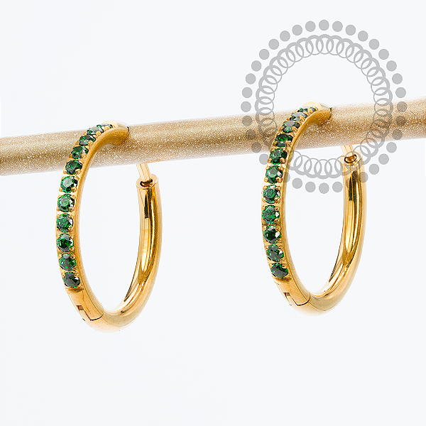 TN2365 Brinco Argola CZ Verde 14mm Titânio PVD Gold