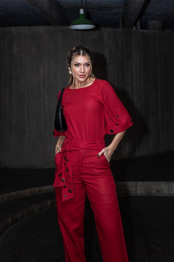 Blusa de linho com ilhós nas mangas