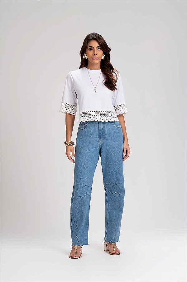 T-shirt com renda de crochê