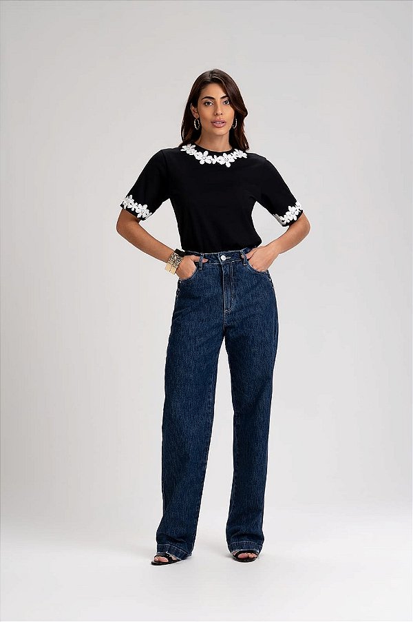 T-shirt com renda constrastante