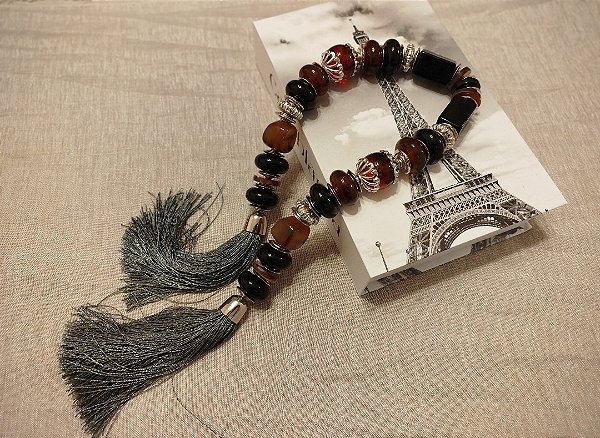 Colar de Mesa Cisne Negro em Resina e Seda