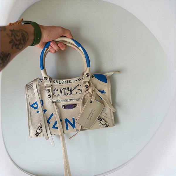 Bolsa Grafite Média com Detalhes em Taxas