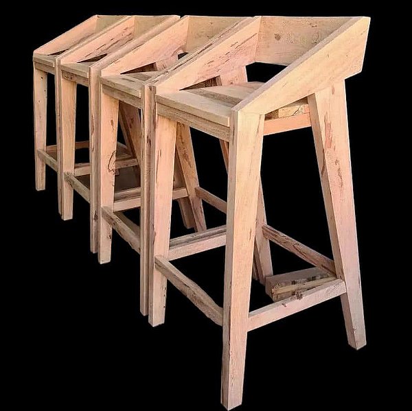 Banqueta alta de madeira modelo Geo