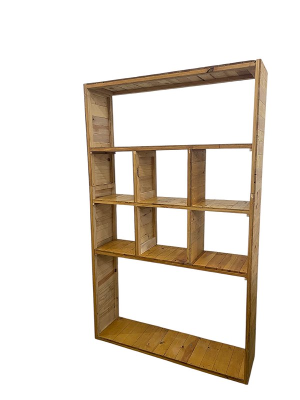 Estante de madeira ripada com nichos para loja