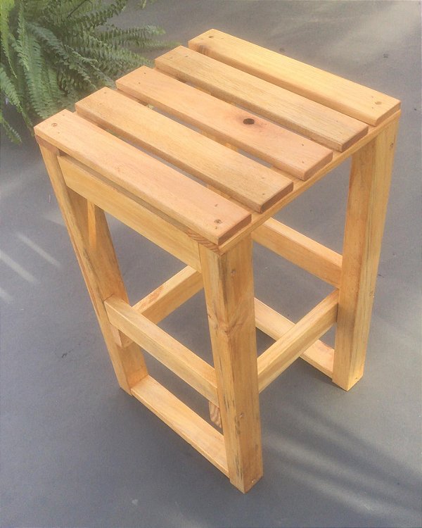 Banqueta de madeira ripada 30x30x45