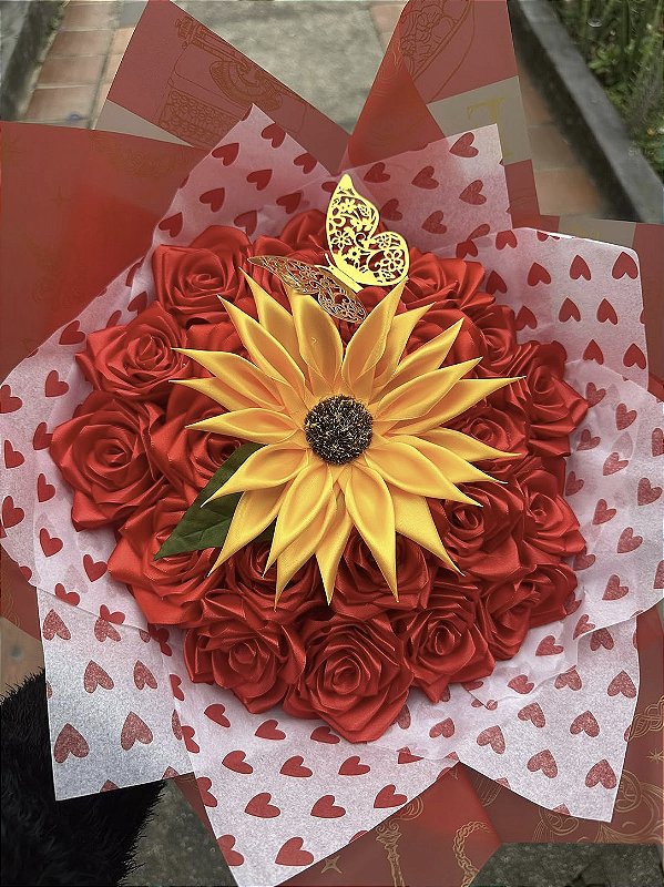 Buque de 22 rosas eternas com Girassol