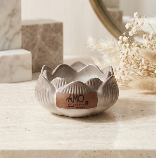 Flor de Lótus – Taupe e interior off-white