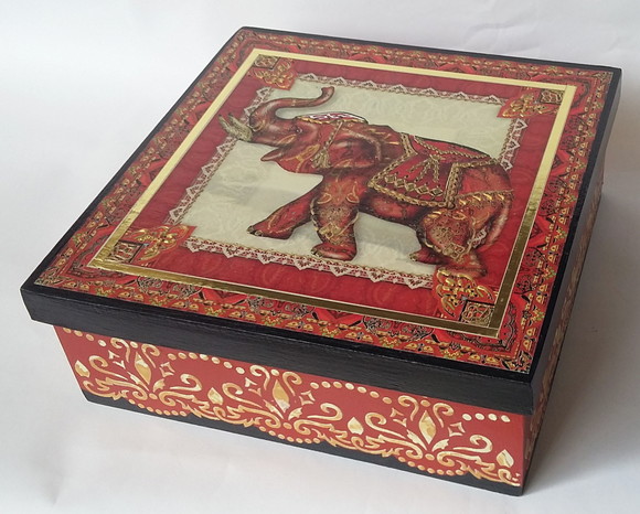 Caixa com elefante indiano