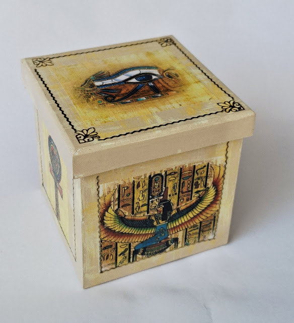 Caixa Alta com Olho de Horus