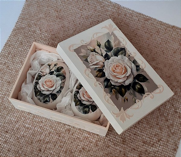 Caixa com dois sabonetes todos decorados com rosas brancas - sob encomenda