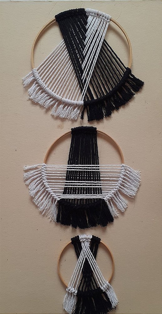 Painel em Macramê branco e preto de 3 Aros
