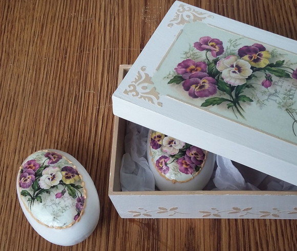 Caixa de MDF e 2 Sabonetes Decorados com Amores Perfeitos - sob encomenda